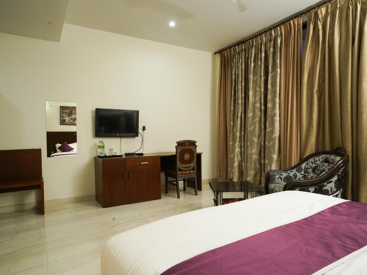 Lime Tree Hotel Sushant Lok Gurgaon Sector 29 Next To Iffco Chowk Metro ภายนอก รูปภาพ