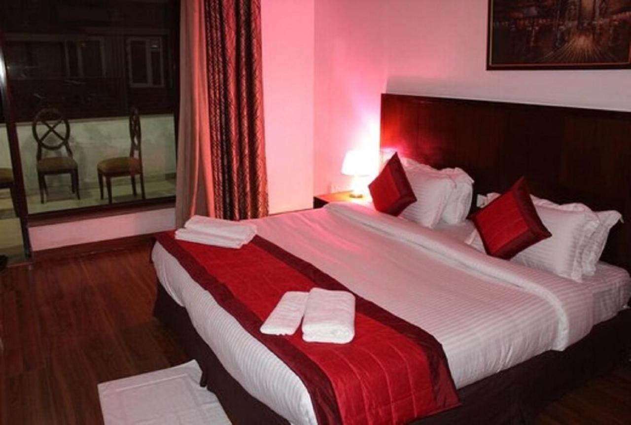 Lime Tree Hotel Sushant Lok Gurgaon Sector 29 Next To Iffco Chowk Metro ภายนอก รูปภาพ