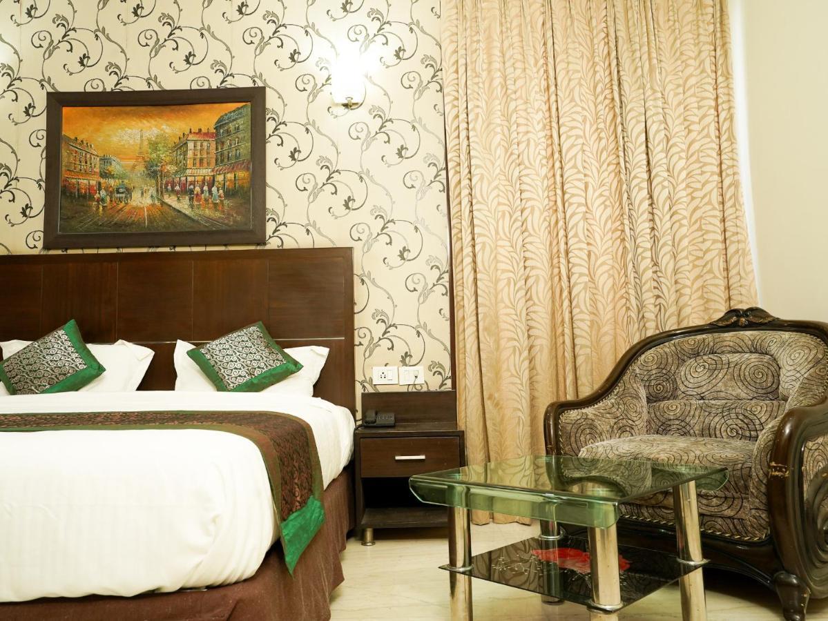 Lime Tree Hotel Sushant Lok Gurgaon Sector 29 Next To Iffco Chowk Metro ภายนอก รูปภาพ