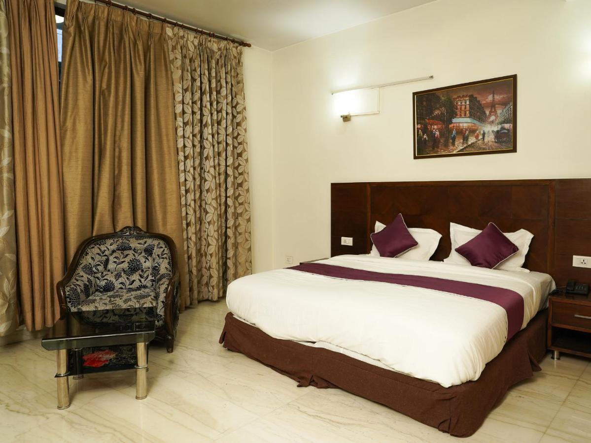 Lime Tree Hotel Sushant Lok Gurgaon Sector 29 Next To Iffco Chowk Metro ภายนอก รูปภาพ
