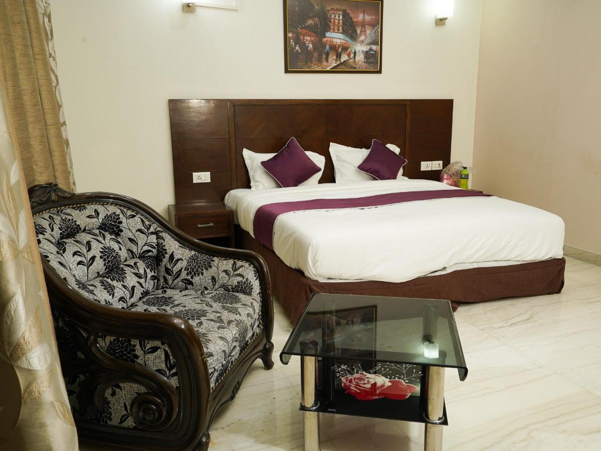 Lime Tree Hotel Sushant Lok Gurgaon Sector 29 Next To Iffco Chowk Metro ภายนอก รูปภาพ