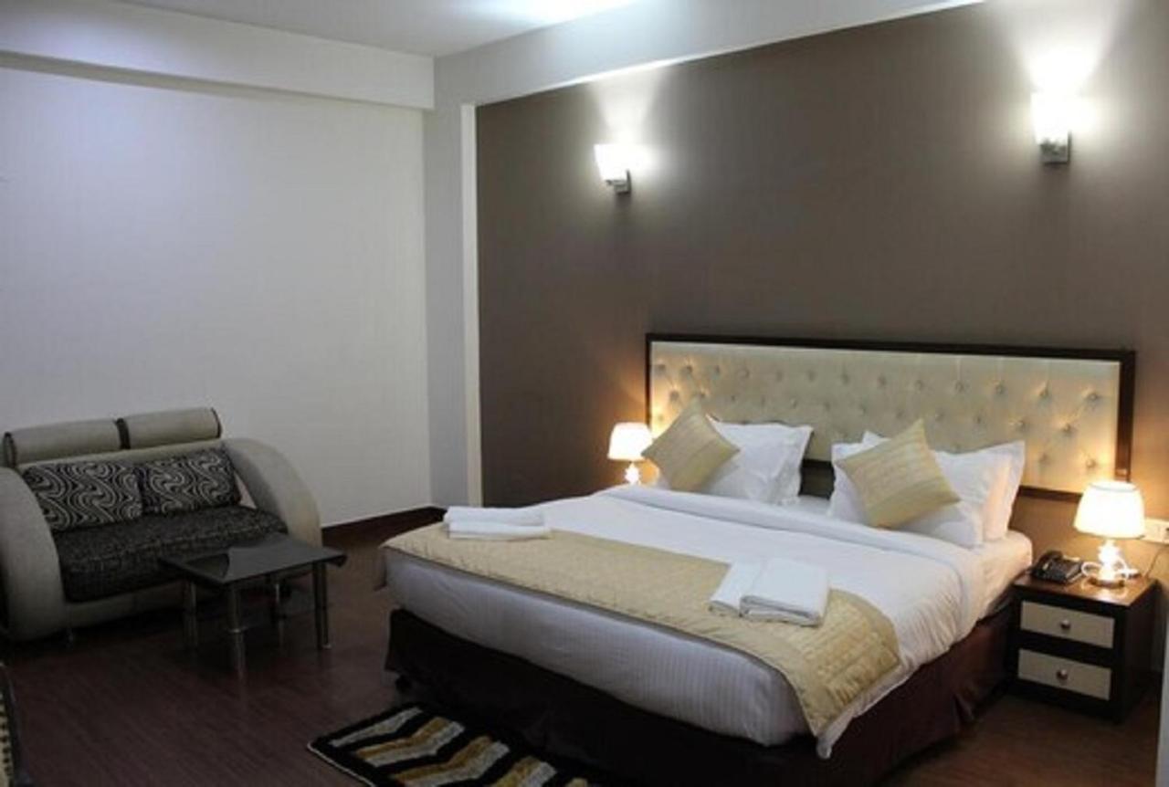 Lime Tree Hotel Sushant Lok Gurgaon Sector 29 Next To Iffco Chowk Metro ภายนอก รูปภาพ