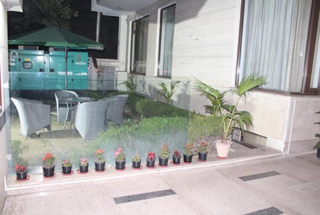 Lime Tree Hotel Sushant Lok Gurgaon Sector 29 Next To Iffco Chowk Metro ภายนอก รูปภาพ