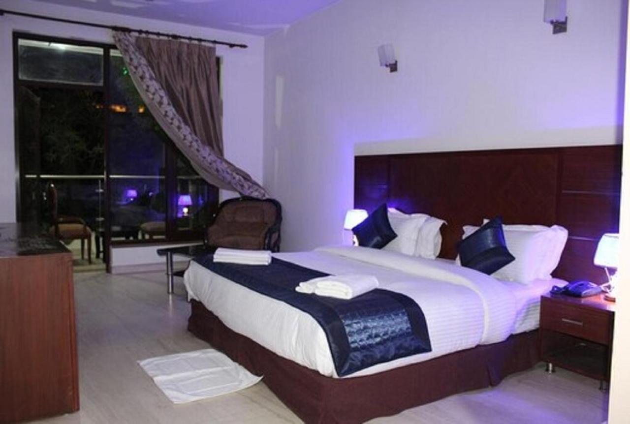 Lime Tree Hotel Sushant Lok Gurgaon Sector 29 Next To Iffco Chowk Metro ภายนอก รูปภาพ