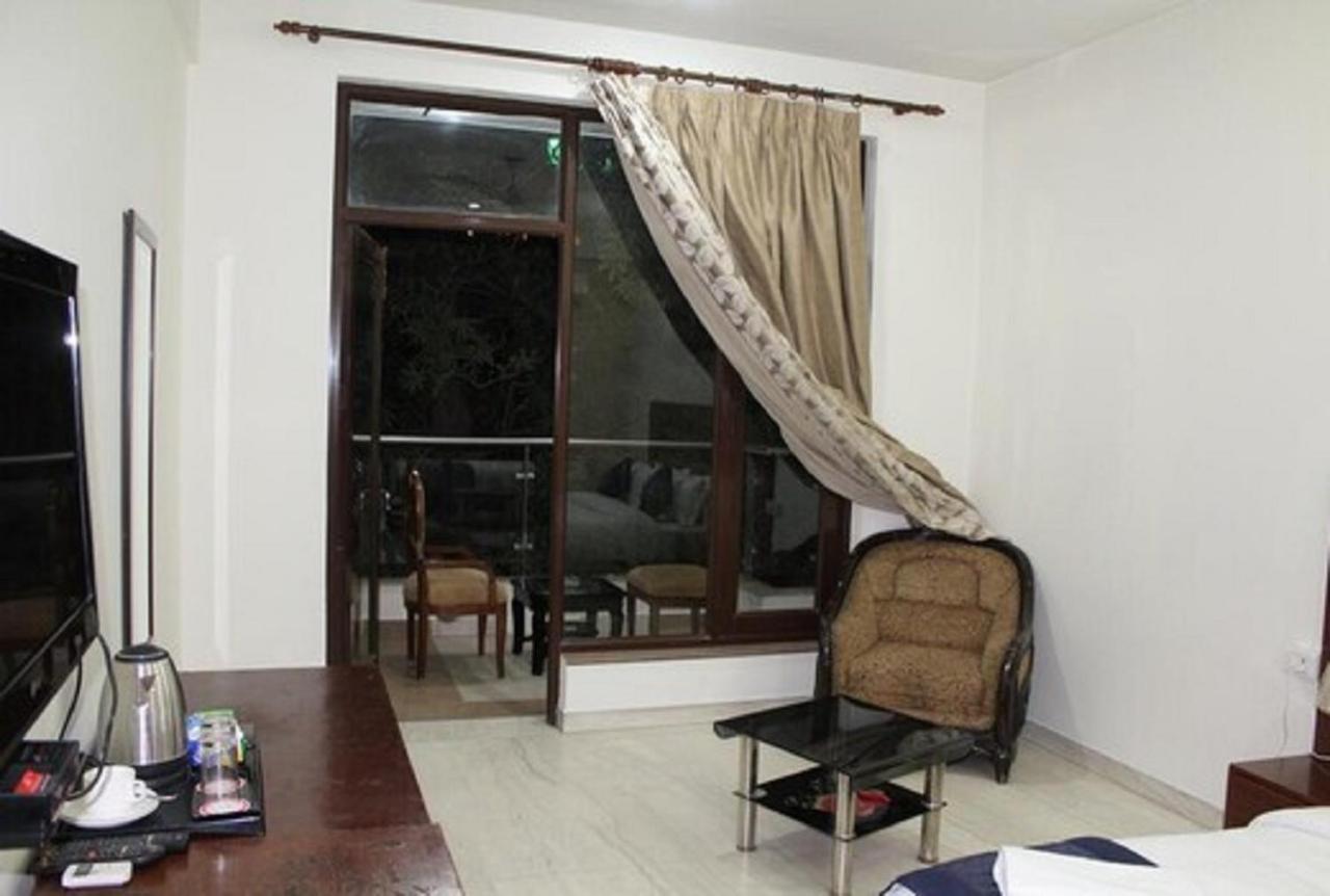 Lime Tree Hotel Sushant Lok Gurgaon Sector 29 Next To Iffco Chowk Metro ภายนอก รูปภาพ