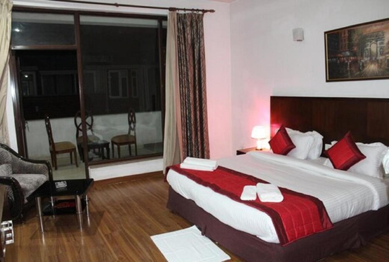 Lime Tree Hotel Sushant Lok Gurgaon Sector 29 Next To Iffco Chowk Metro ภายนอก รูปภาพ