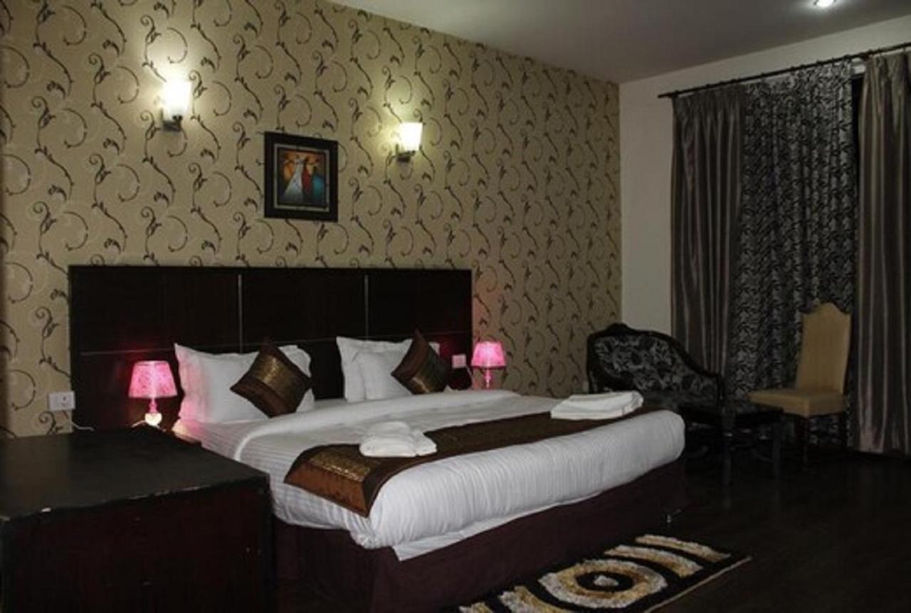 Lime Tree Hotel Sushant Lok Gurgaon Sector 29 Next To Iffco Chowk Metro ภายนอก รูปภาพ