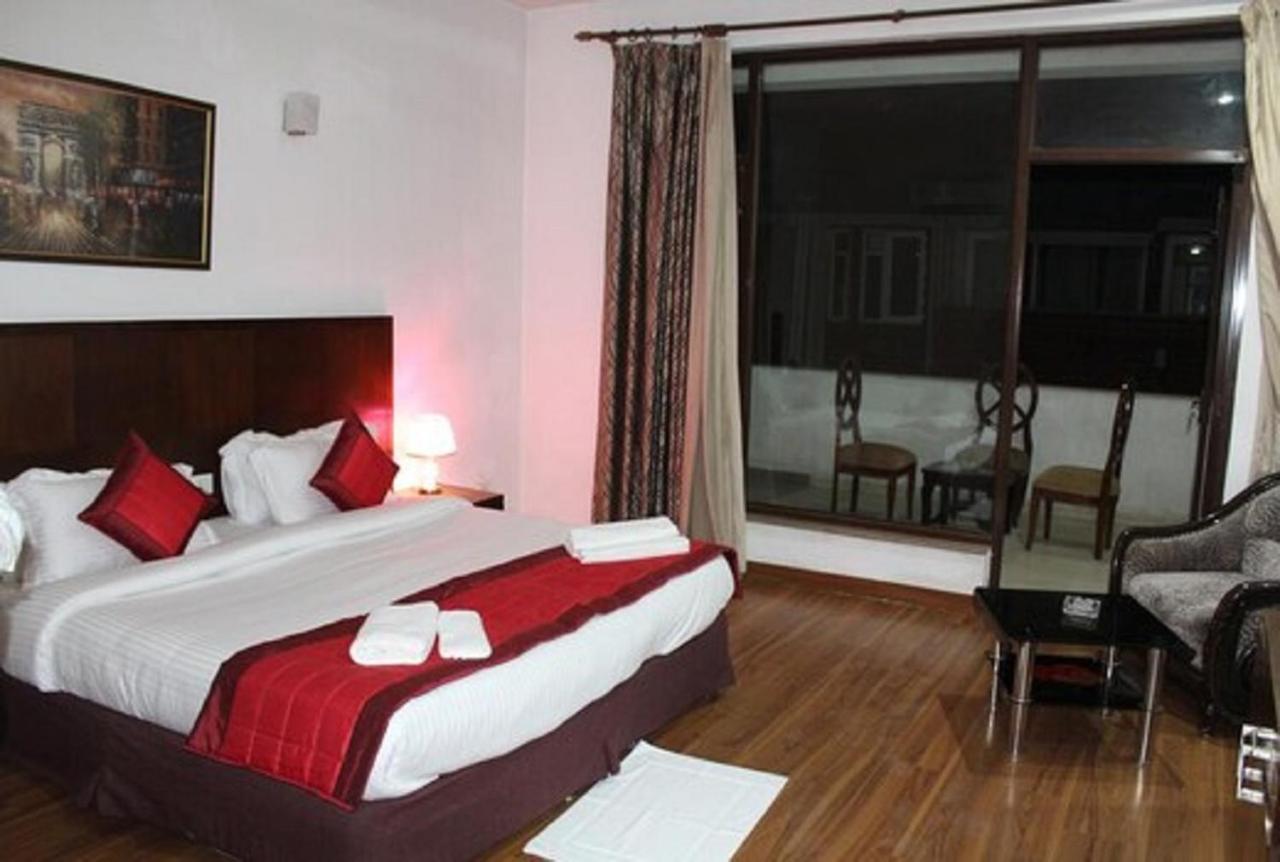 Lime Tree Hotel Sushant Lok Gurgaon Sector 29 Next To Iffco Chowk Metro ภายนอก รูปภาพ