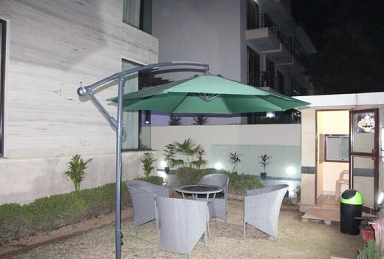 Lime Tree Hotel Sushant Lok Gurgaon Sector 29 Next To Iffco Chowk Metro ภายนอก รูปภาพ